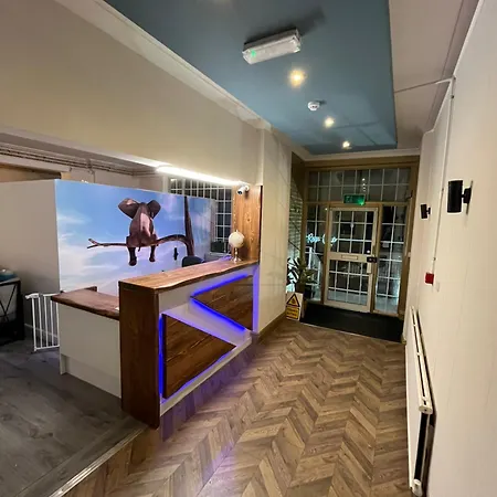 The Avenue 3*
