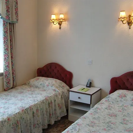 The Avenue 3*