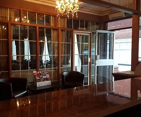 The Avenue 3*